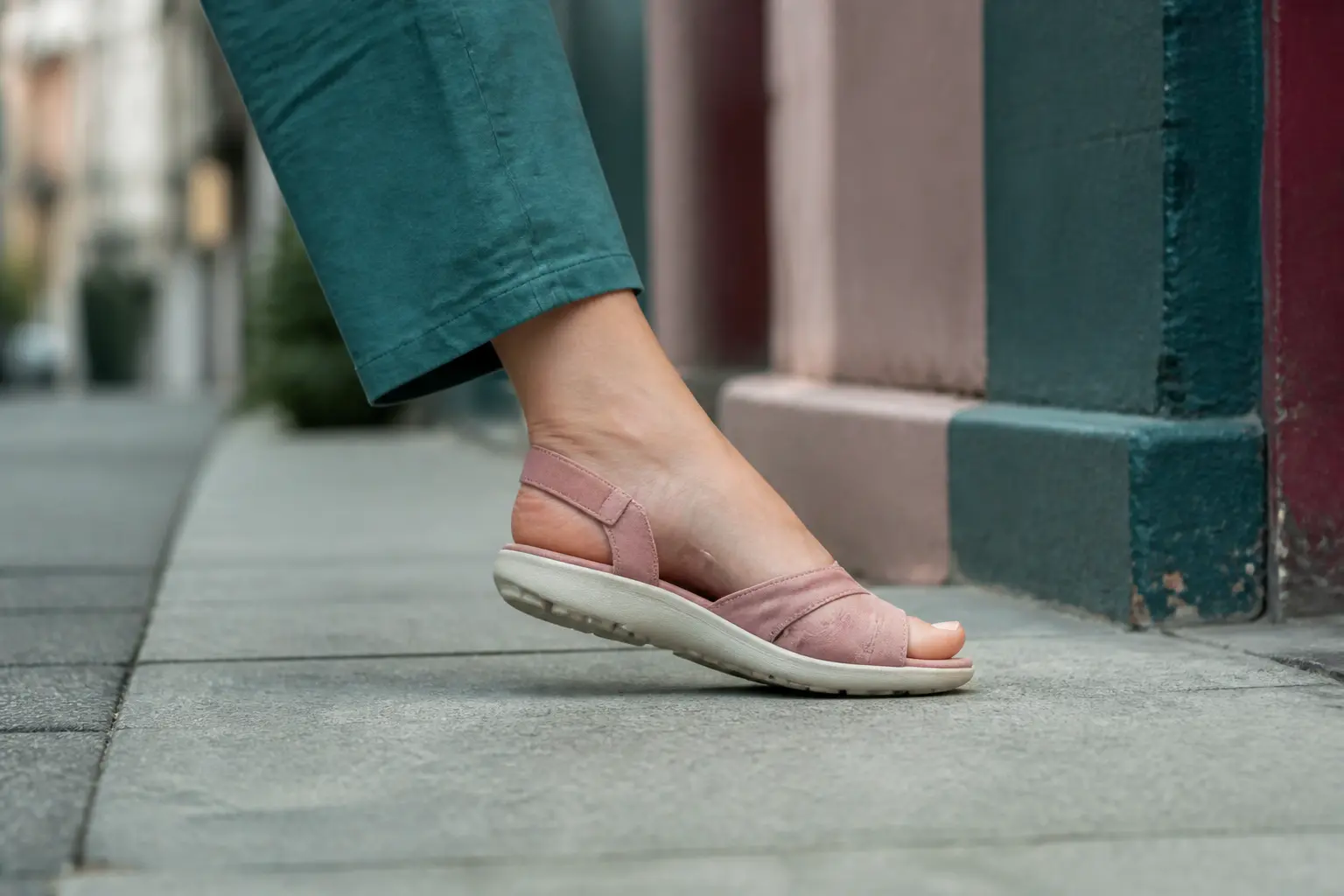 Pied en marche sur trottoir, évoquant un névrome de Morton peut il se résorber naturellement, chaussure ouverte à l’avant.